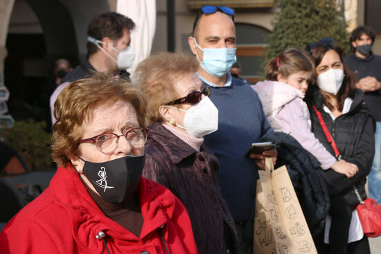 Several people wearing face masks in Verges on April 1, 2021 (by Gerard Vilà)
